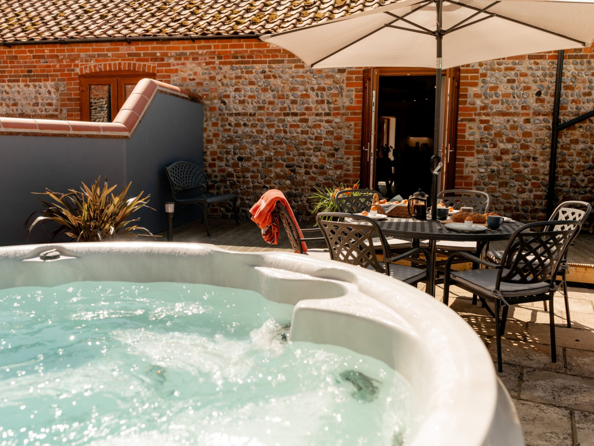 Rookery Barn - hot tub